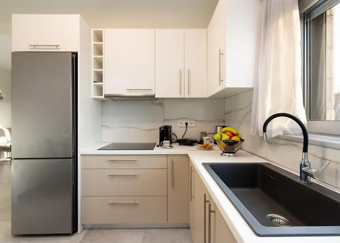Sunstone Apartment *