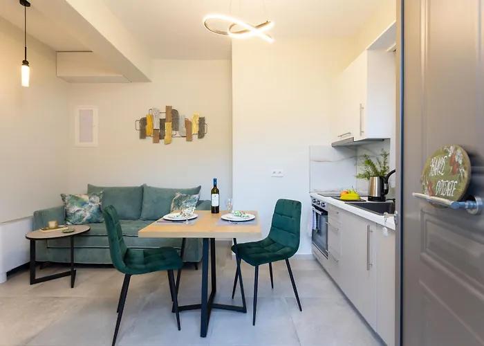 Sunstone Apartment *